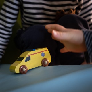 Dřevěné autíčko - sanitka