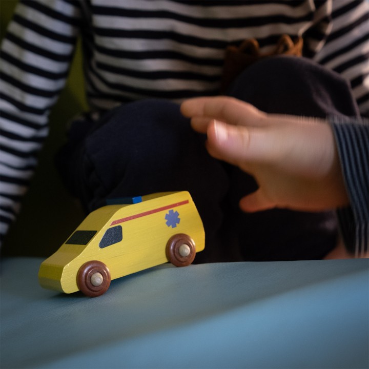 Dřevěné autíčko - sanitka