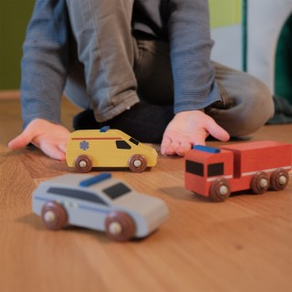 Dřevěné autíčko - sanitka