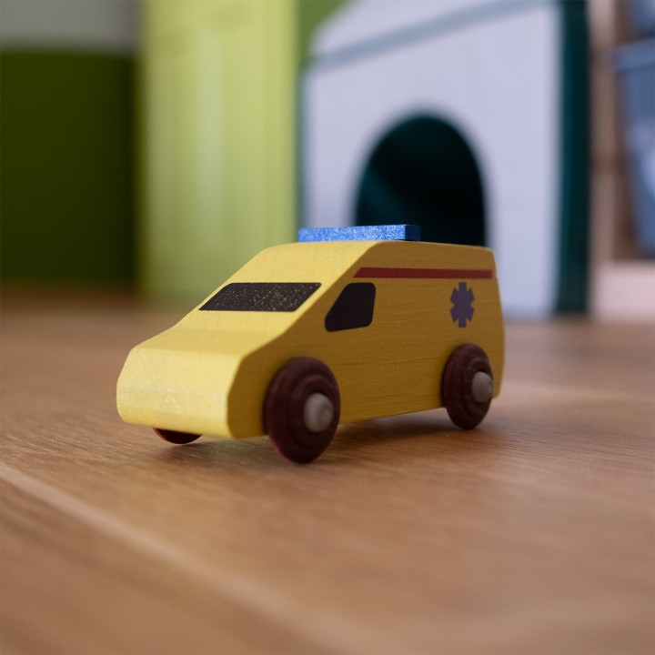 Dřevěné autíčko - sanitka