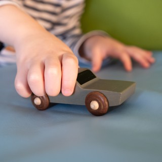 Dřevěné auto - šedé